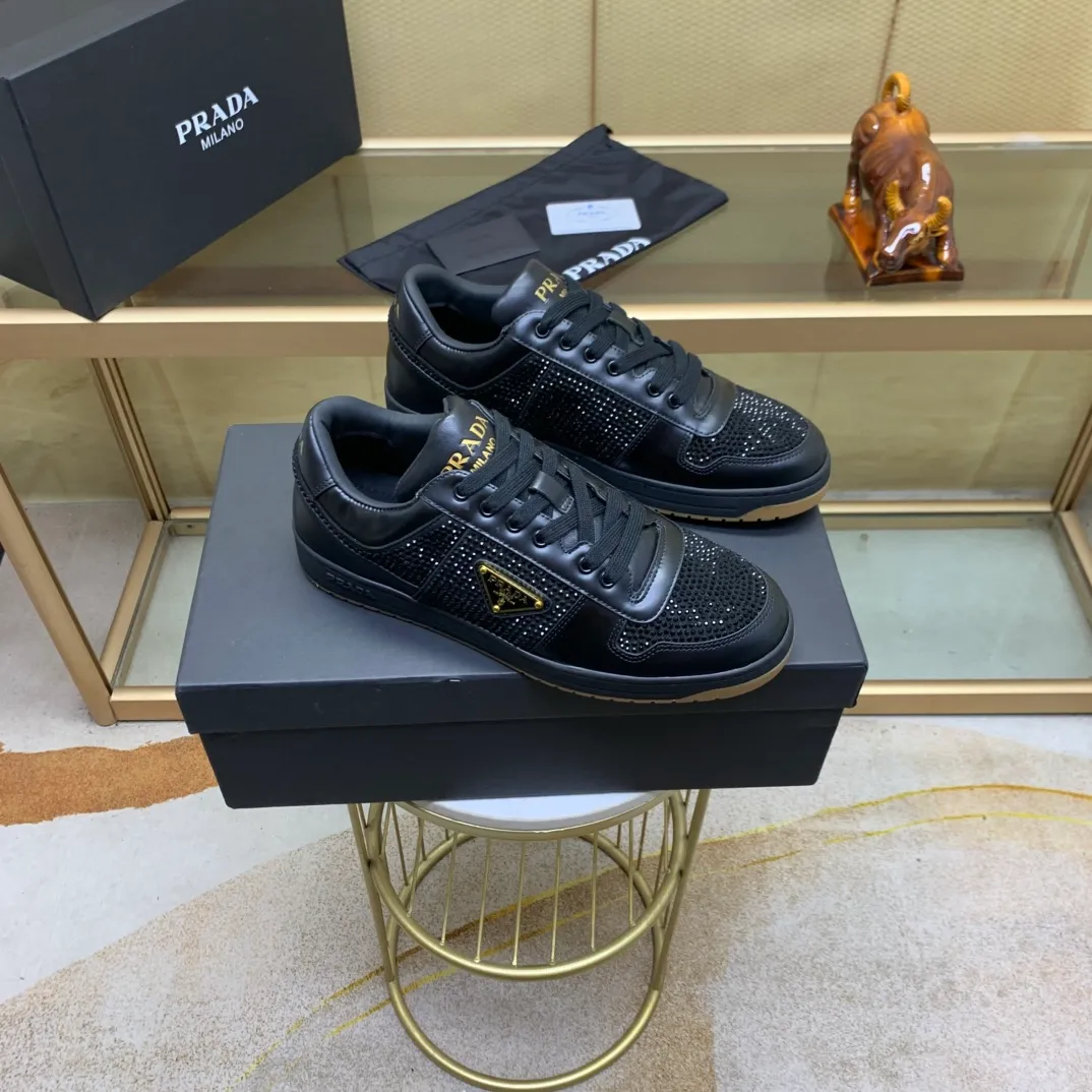 💰680.巜PRADA》Prada: Top 🔝purchasing agent🔍🔍The latest men’s counters are on sale simultaneously, high-quality original calfskin imported from Italy 🇮🇹. Brand logo* (prominent·high-end·noble·class·) exquisite workmanship (imported from Italy🇮🇹 Sole: Original sole provided by the original factory, ⚠️exclusive double-layer activity, TPR rubber, combination outsole; super comfortable, wear-resistant, non-slip, environmentally friendly🌳🌳🌳, real shot🎬The real thing is more beautiful🔍🔍 (high quality, follow the order) code number 38 to 44 (.45 customized)